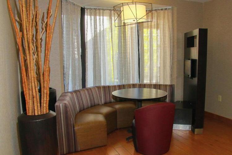 Courtyard By Marriott Chesapeake