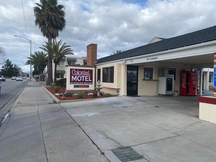 Colonial Motel