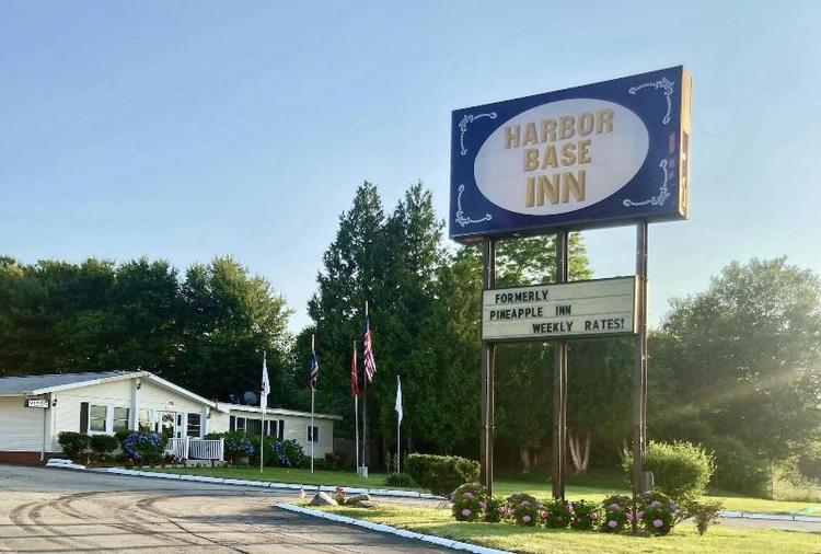 Harbor Base Pineapple Inn