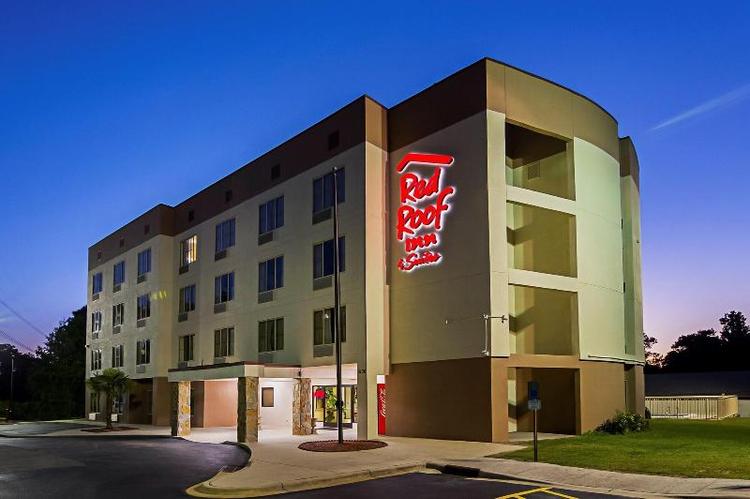 Red Roof Inn & Suites Fayetteville – Fort Bragg