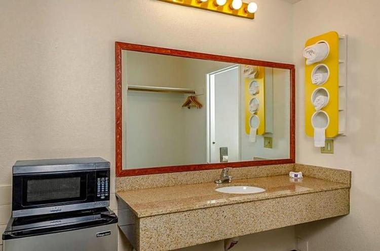 Motel 6 Oakdale, CA