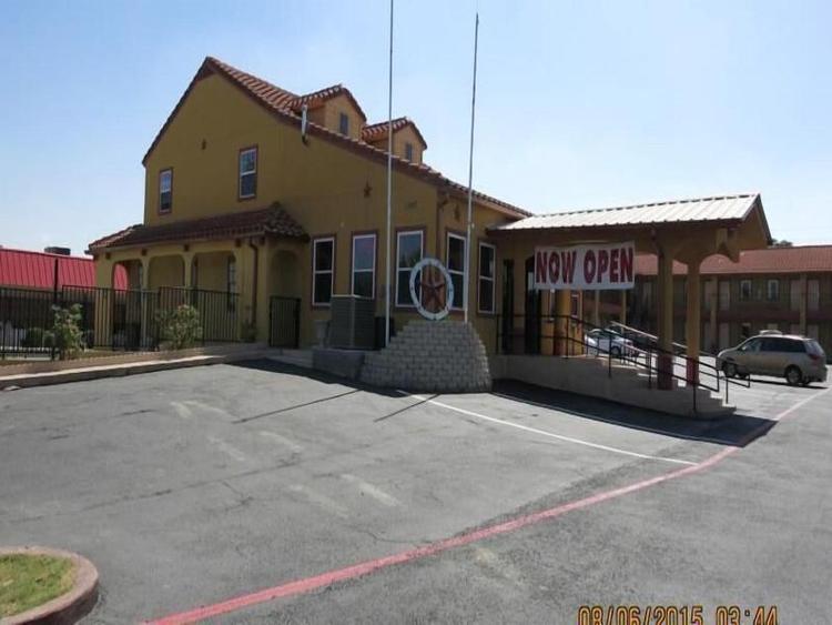 Taylor Village Inn And Suites