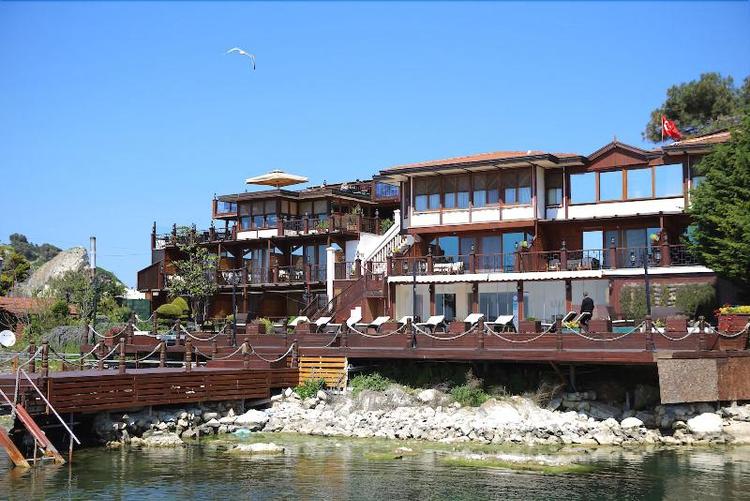 Phellos Suites