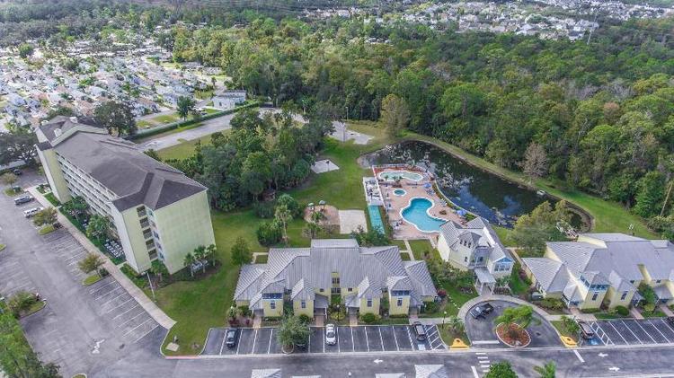 Barefoot Suite Condos Close To The Parks