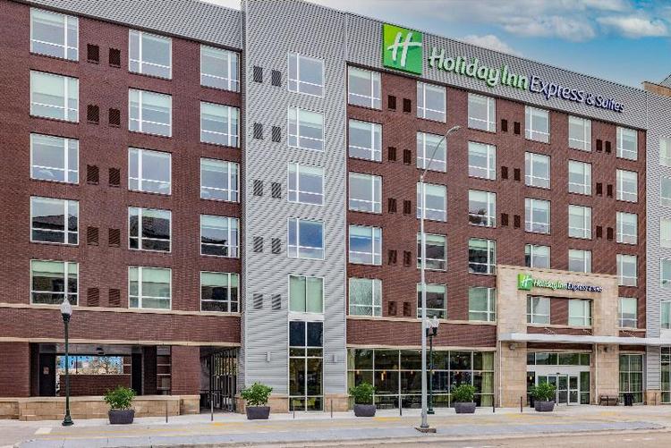 Holiday Inn Express & Suites Lincoln Downtown