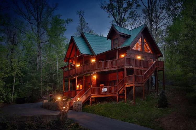 Smoky Mountain Getaway - Five Bedroom Cabin
