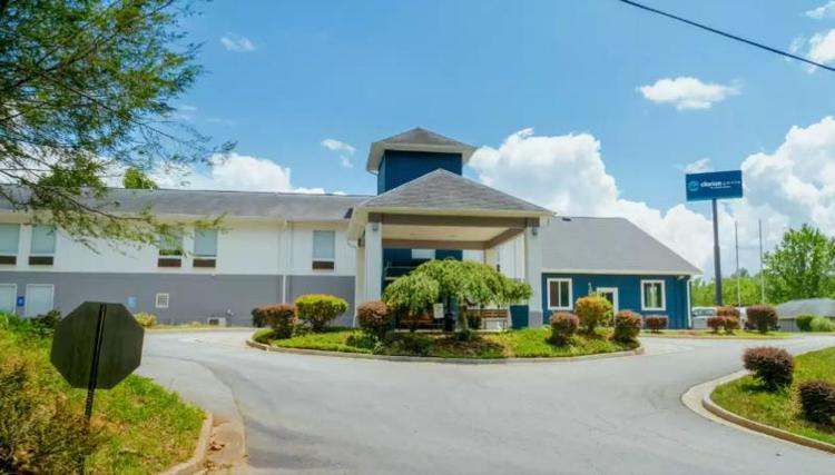 Clarion Pointe-Dillard near Blue Ridge Mountains