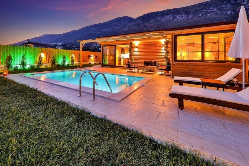 Villa Black Rose
