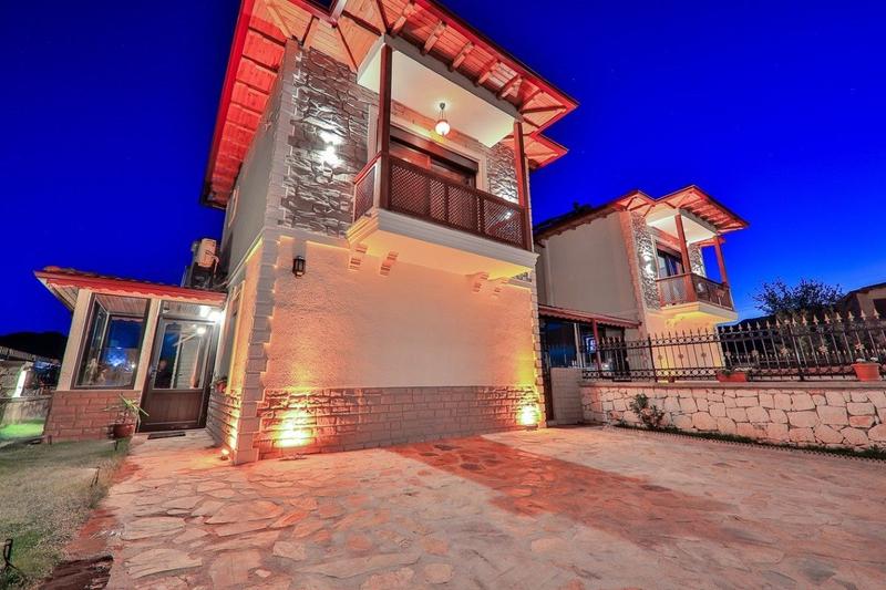 Villa Scroll