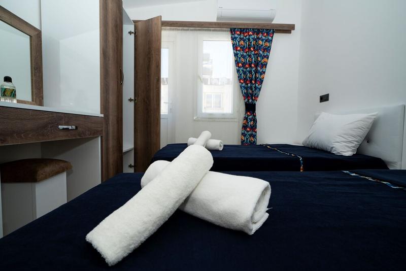 Esquire Hotel & Lounge